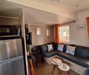 Intérieur salon avec kitchenette et banquette dans le Bungalow proche mer CARRY LE ROUET