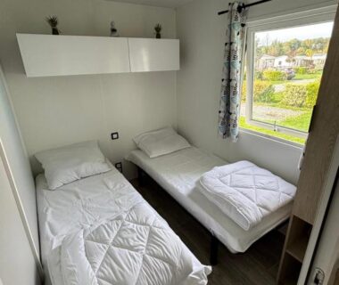 Chambre avec deux lits simples dans le Bungalow tout confort 6 personnes