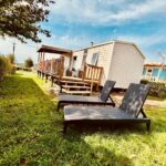 Pelouse avec transats devant le bungalow tout confort 6 personnes