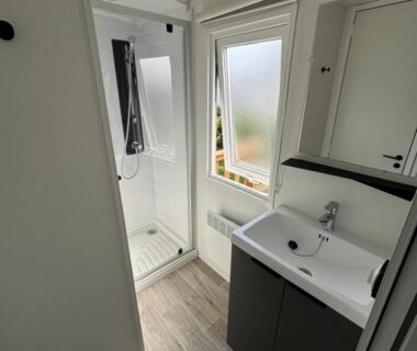 Salle d'eau avec cabine de douche et lavabo du Bungalow tout confort 6 personnes