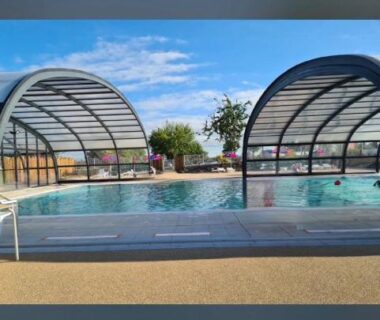 Piscine extérieure partiellement couverte par deux dômes au Bungalow tout confort 6 personnes