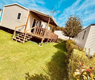 Pelouse et terrasse du Bungalow tout confort 6 personnes