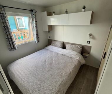 Chambre avec lit double et fenêtre dans le Bungalow tout confort 6 personnes