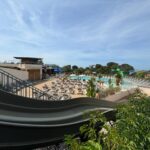 Piscine avec toboggans et transats dans le camping au Bungalow vue mer jacuzzi terrasse jardin