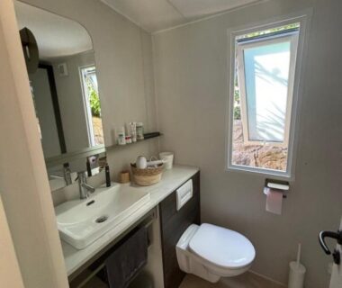 Salle de bain avec lavabo et WC du Bungalow vue mer, jacuzzi, terrase, jardin