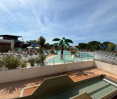 Piscine extérieure et pataugeoire avec transats au Bungalow vue mer, jacuzzi, terrase, jardin