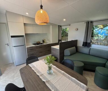 Coin repas avec cuisine et salon dans le Bungalow vue mer