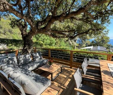 Terrasse en bois avec canapés et table et vue mer du Bungalow vue mer, jacuzzi, terrase, jardin