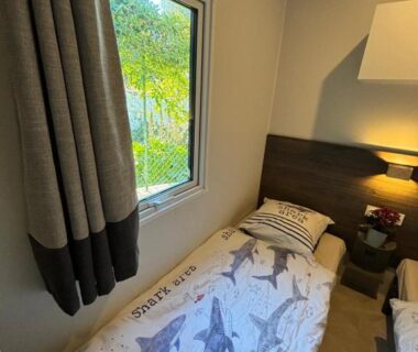 Chambre avec deux lits simples et fenêtre sur jardin du Bungalow vue mer