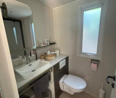 Salle de bain avec lavabo miroir et WC du Bungalow vue mer, jacuzzi, terrase, jardin