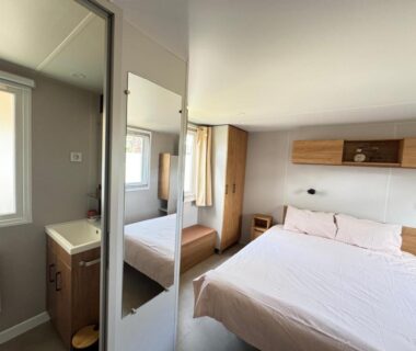Chambre avec lit et placard dans les Bungalows Cap-Ferret - BandB La conciergerie