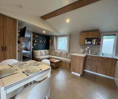 Intérieur avec coin salon et kitchenette du Bungalows Cap-Ferret BandB La conciergerie