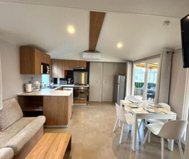 Séjour avec cuisine ouverte et coin repas dans les Bungalows Cap-Ferret BandB La conciergerie
