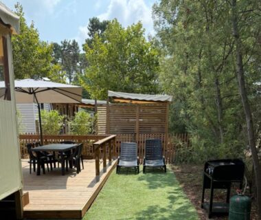 Terrasse en bois avec table transats et barbecue aux Bungalows Cap-Ferret BandB La conciergerie