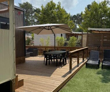 Terrasse en bois avec parasol et transats aux Bungalows Cap-Ferret - BandB La conciergerie