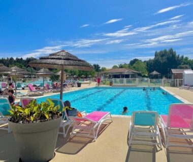 Piscine extérieure avec transats aux Bungalows mh732 mh828 Biscarrosse Lake proche océan