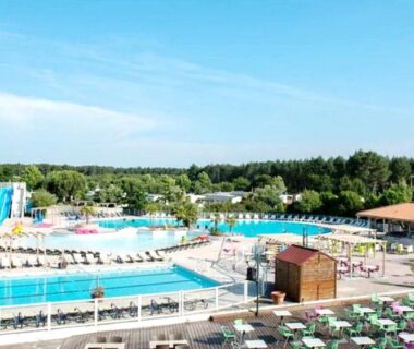 Complexe piscine extérieur avec toboggans au camping Bungalows mh732 3ch ou mh828 4ch Biscarrosse Lake-proche océan