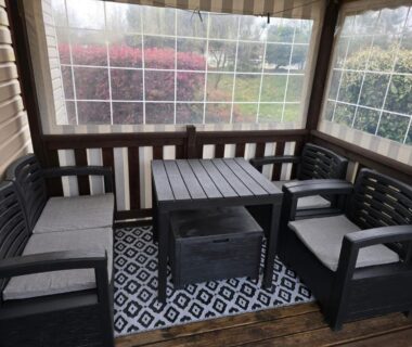 Terrasse couverte avec salon extérieur des bungalows mh732 et mh828 à Biscarrosse Lake