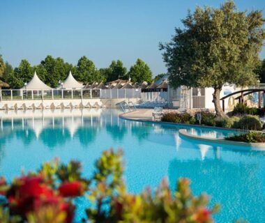 Piscine lagon avec transats et passerelle au Mhome 7 personnes