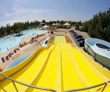 Toboggans et bassin lagon au camping CAMPING 4 Etoiles MER A 500 M PISCINE LAGON MHOME 7 PERSONNES 3 CHAMBRES