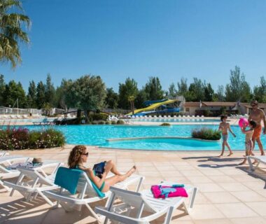 Piscine lagon avec transats et toboggan au camping 4 Etoiles Mhome 7 personnes