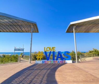 Belvédère face mer avec le panneau LOVE Vias au camping MHOME 7 personnes