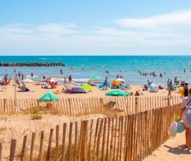 Plage de sable et baigneurs à 500 m du camping MHOME 7 personnes