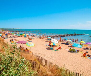 Plage de sable avec parasols au bord de la mer au CAMPING 4 Etoiles MHOME 7 PERSONNES