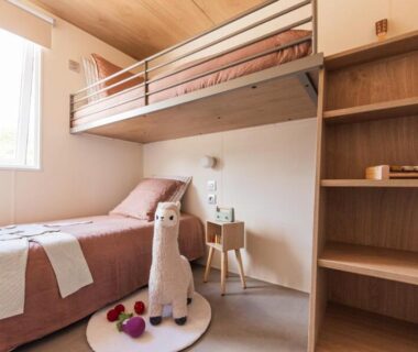 Chambre avec lits superposés, lit simple et étagères dans le camping AZU'RIVAGE