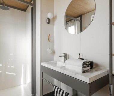 Salle de bains avec douche et vasque dans le camping CAMPING AZU'RIVAGE