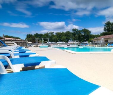 Piscine extérieure et transats au Camping AZU’RIVAGE
