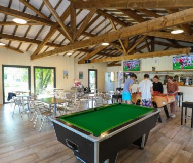 Salle commune avec billard et coin bar au Camping Azu'Rivage