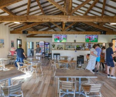 Salle commune avec bar tables et billard au Camping AZU'RIVAGE