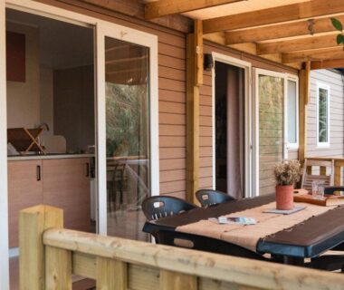 Terrasse couverte avec table et chaises au Camping Gallina Varja