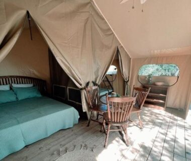 Intérieur de tente avec lit fauteuils et ventilateur au CAMPING GALLINA VARJA