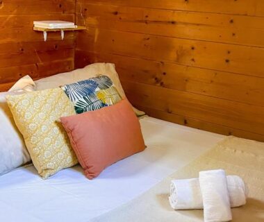 Intérieur en bois avec lit coussins et serviettes au camping CAMPING GALLINA VARJA