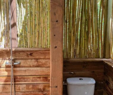 Sanitaire en bois avec douche et WC du CAMPING GALLINA VARJA