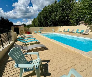 Piscine extérieure avec transats au Camping Ginasservis Mobile-home Flores