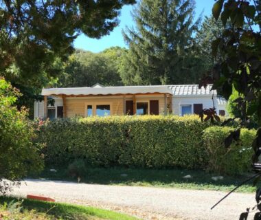 Locatif entouré d'arbres et de haies au Camping Ginasservis mobile-home Flores