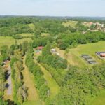 Vue aérienne des emplacements et bâtiments ruraux dans la Creuse du Camping La Perle