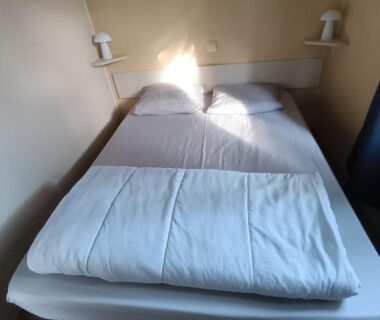Chambre avec lit double dans le camping Le Clos du Thym