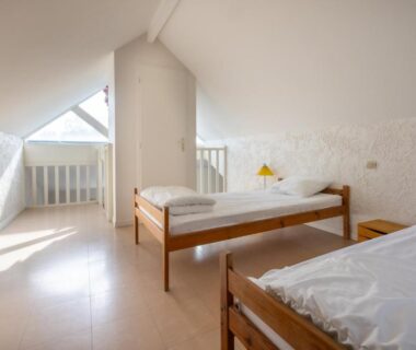 Chambre mansardée avec deux lits simples au Camping Le Saillet Lestelle Betharram