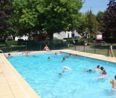 Piscine extérieure avec nageurs au CAMPING LE SAILLET Lestelle Betharram
