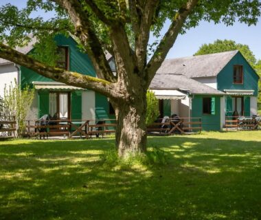Façade verte et jardin ombragé au Camping Le Saillet Lestelle Betharram