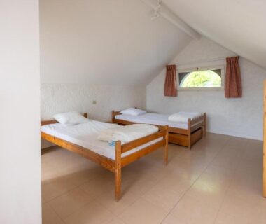 Chambre sous comble avec deux lits simples au Camping Le Saillet Lestelle Betharram