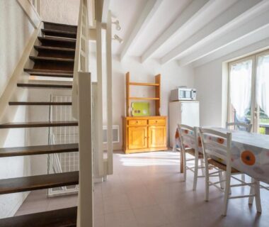 Intérieur avec escalier et coin repas au camping Le Saillet Lestelle Betharram