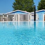 Piscine extérieure avec mobil-homes au Camping Les Embruns 3*