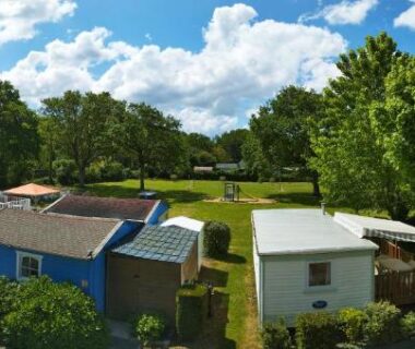 Piscine extérieure entourée de mobil-homes au Camping Les Embruns