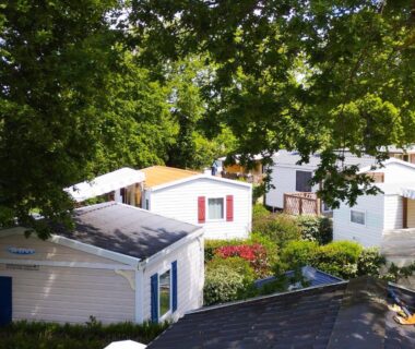 Mobil-homes sous arbres dans le Camping Les Embruns 3*