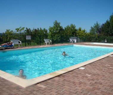Piscine extérieure avec baigneurs au Camping Les Graves